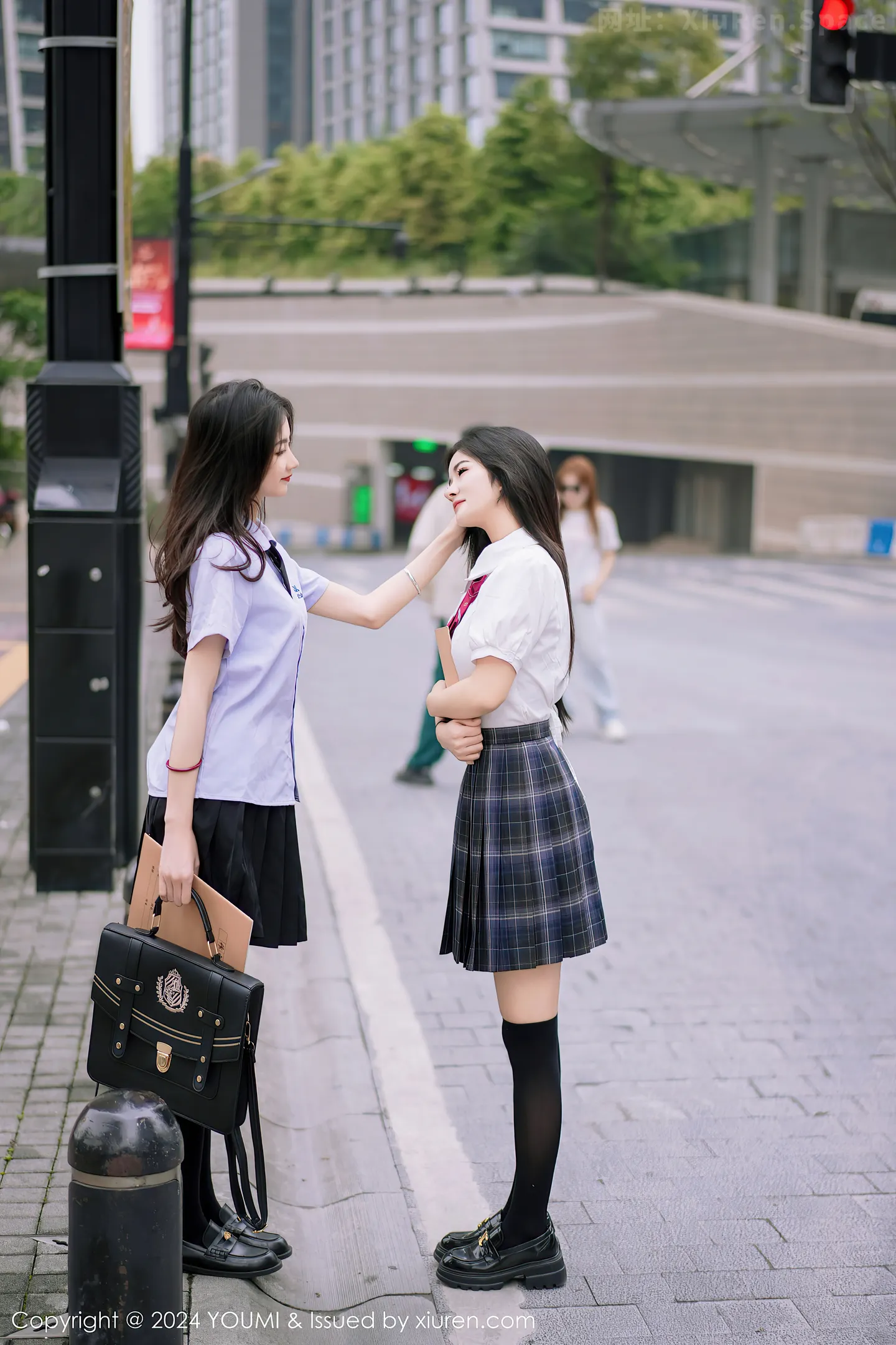 图片[4]-[YouMi尤蜜荟]Vol.1057 模特鱼尾fish＆小茶茶性感学妹制服配黑丝袜秀完美身材迷人写真103P-秀人网官方网站